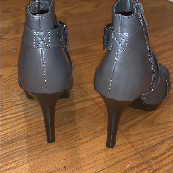 Heels - Picture 3 of 4